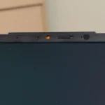 Nắp che camera tích hợp trên laptop ASUS Vivobook S 15 OLED giúp bảo vệ quyền riêng tư hiệu quả