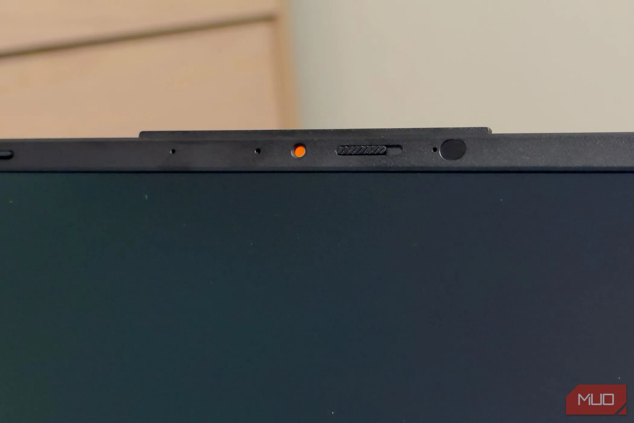 Nắp che camera tích hợp trên laptop ASUS Vivobook S 15 OLED giúp bảo vệ quyền riêng tư hiệu quả
