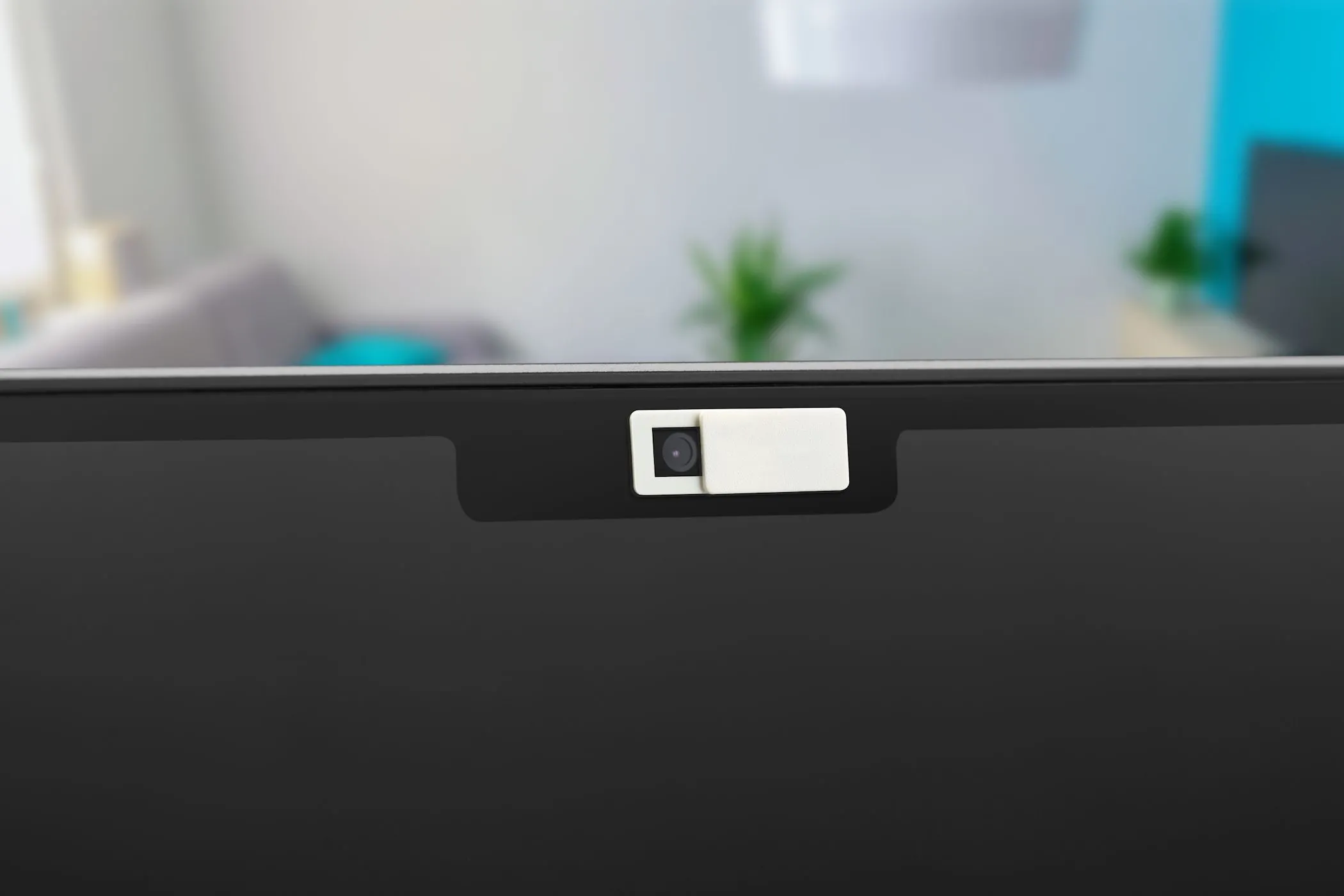 Nắp che webcam được đặt trên camera của một chiếc MacBook Air để bảo vệ quyền riêng tư.