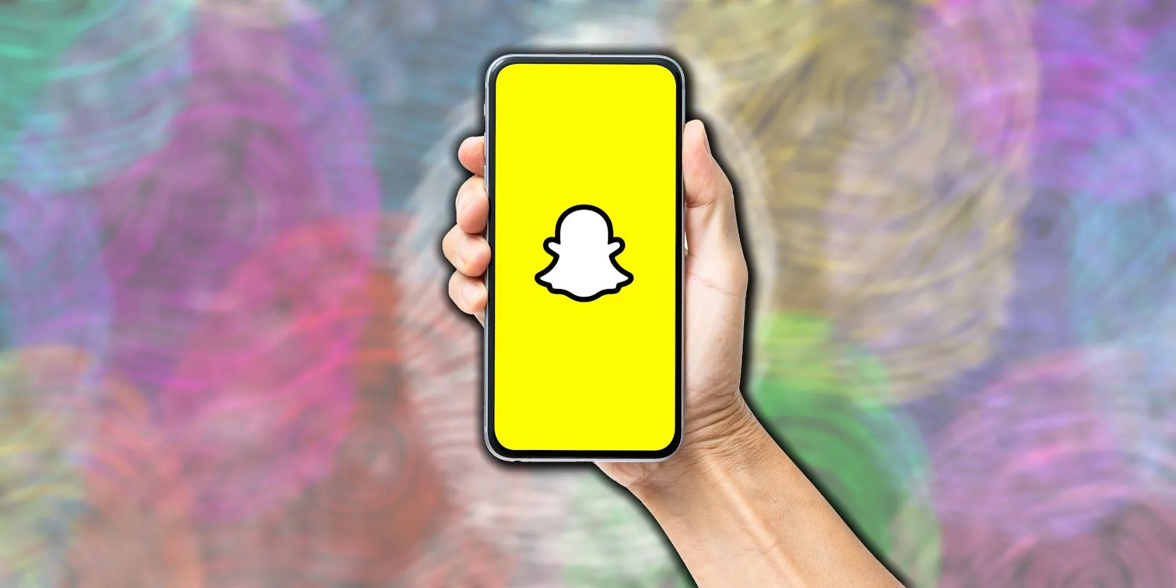 Người cầm điện thoại hiển thị ứng dụng Snapchat