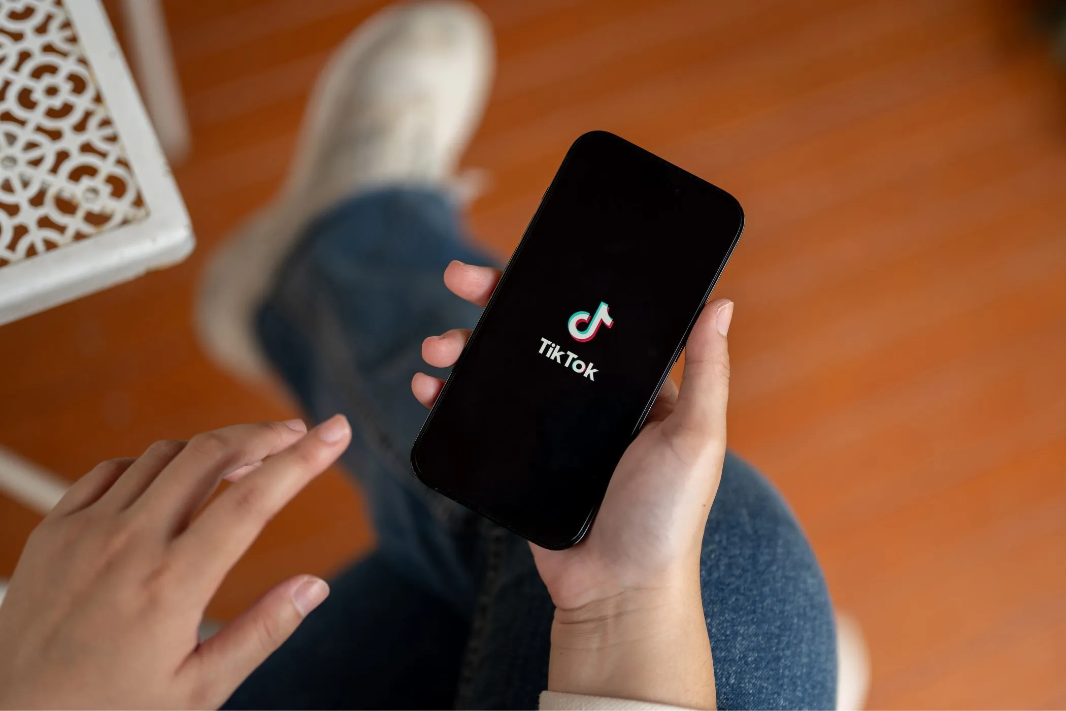 Người cầm điện thoại hiển thị ứng dụng TikTok