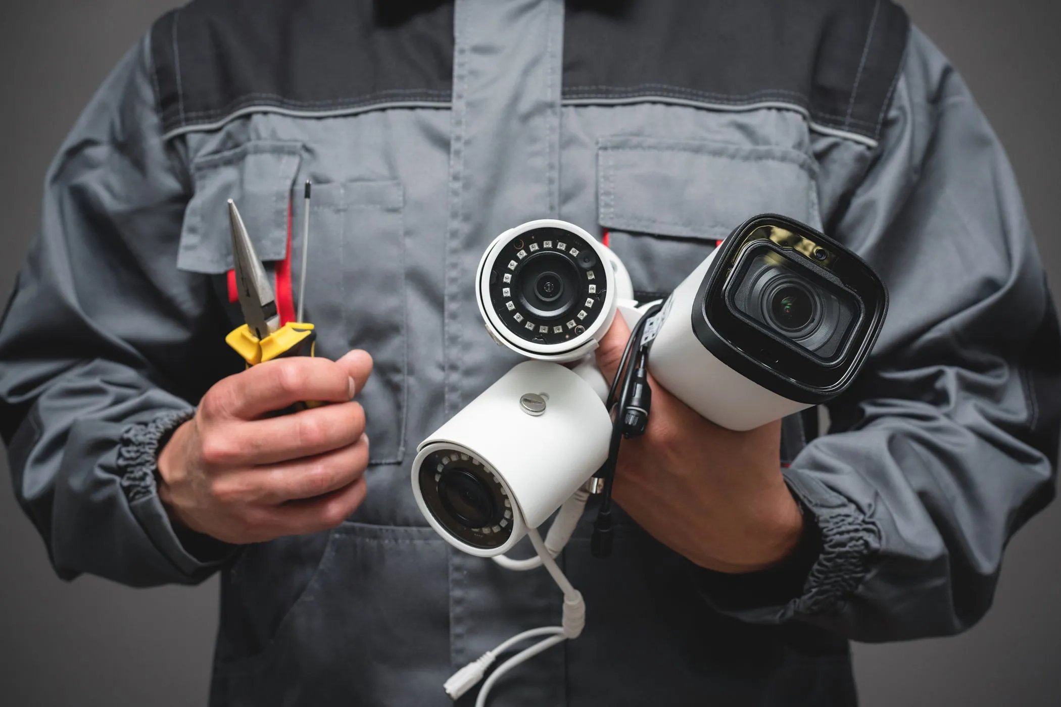 Người đàn ông cầm camera an ninh tượng trưng cho việc Smart TV theo dõi dữ liệu người dùng
