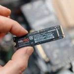 Người đàn ông cầm ổ cứng SSD Samsung 990 Pro, minh họa giải pháp nâng cấp hiệu suất máy tính hiệu quả