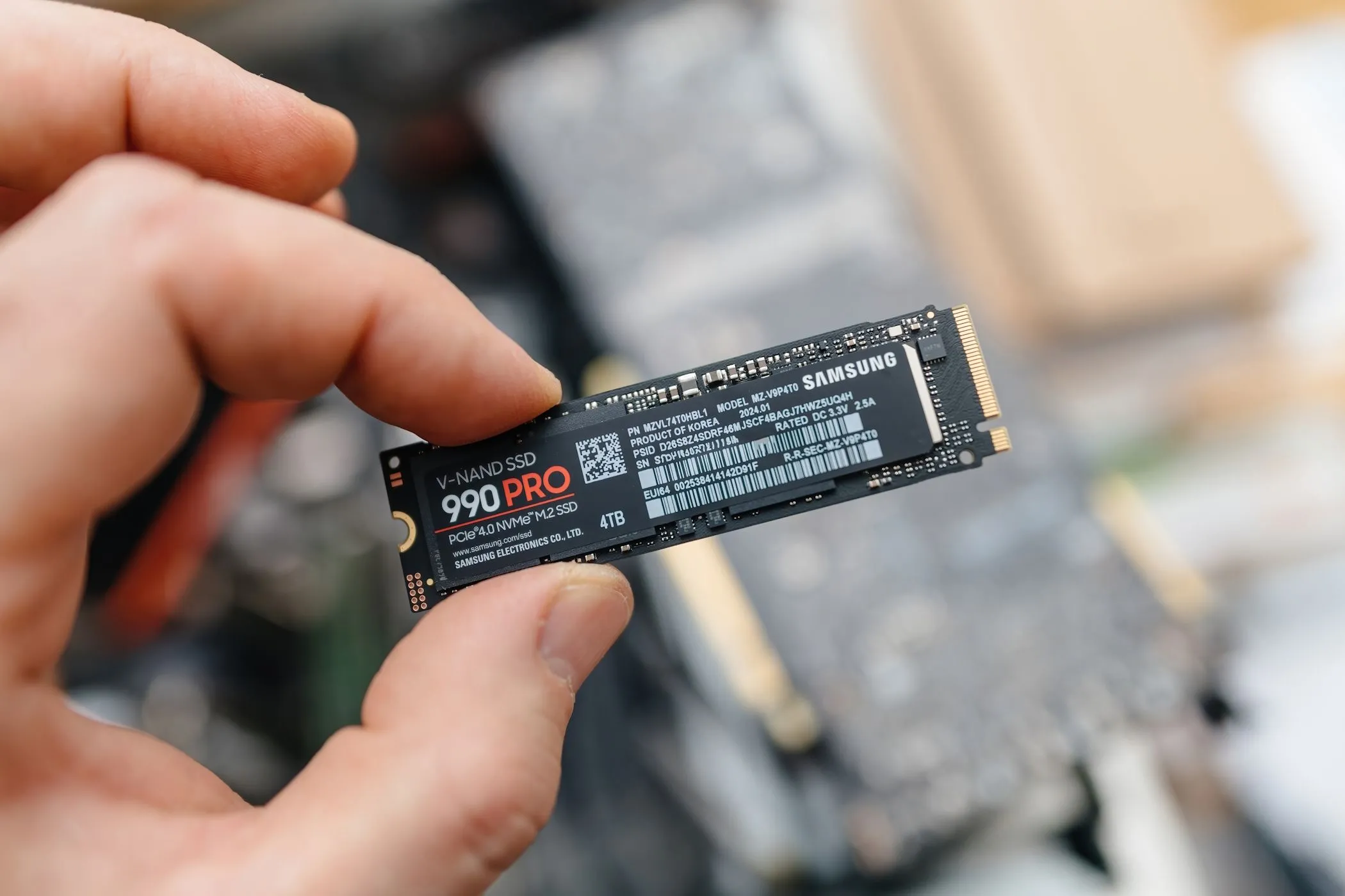 Người đàn ông cầm ổ cứng SSD Samsung 990 Pro, minh họa giải pháp nâng cấp hiệu suất máy tính hiệu quả