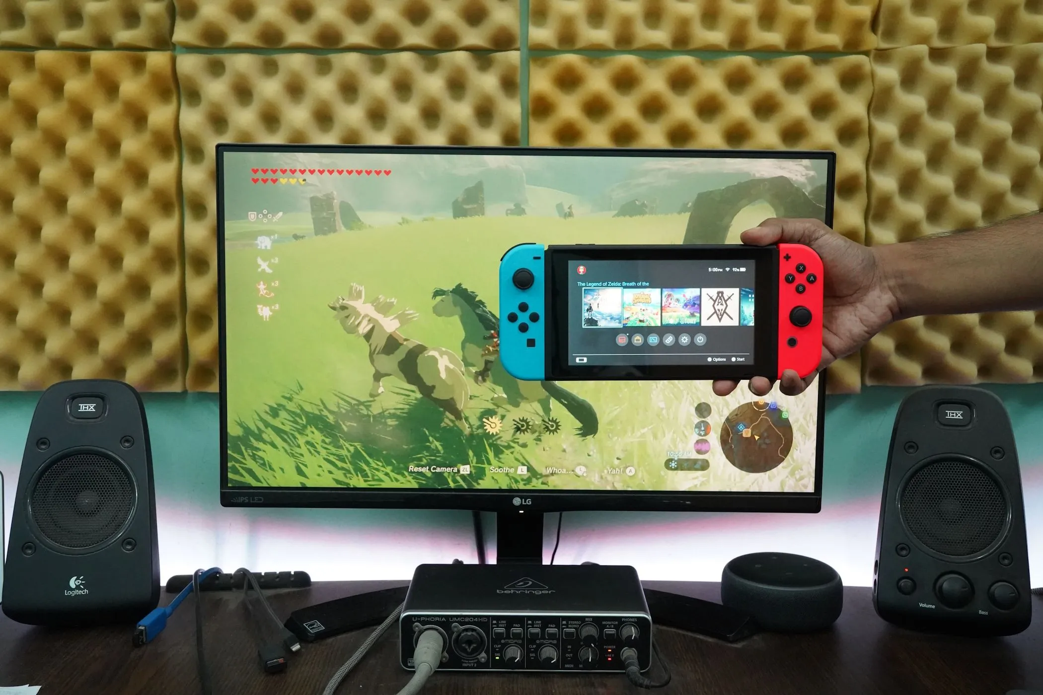 Người đàn ông đang chơi game trên máy Nintendo Switch kết nối với màn hình máy tính để bàn, tận hưởng trải nghiệm tốt hơn