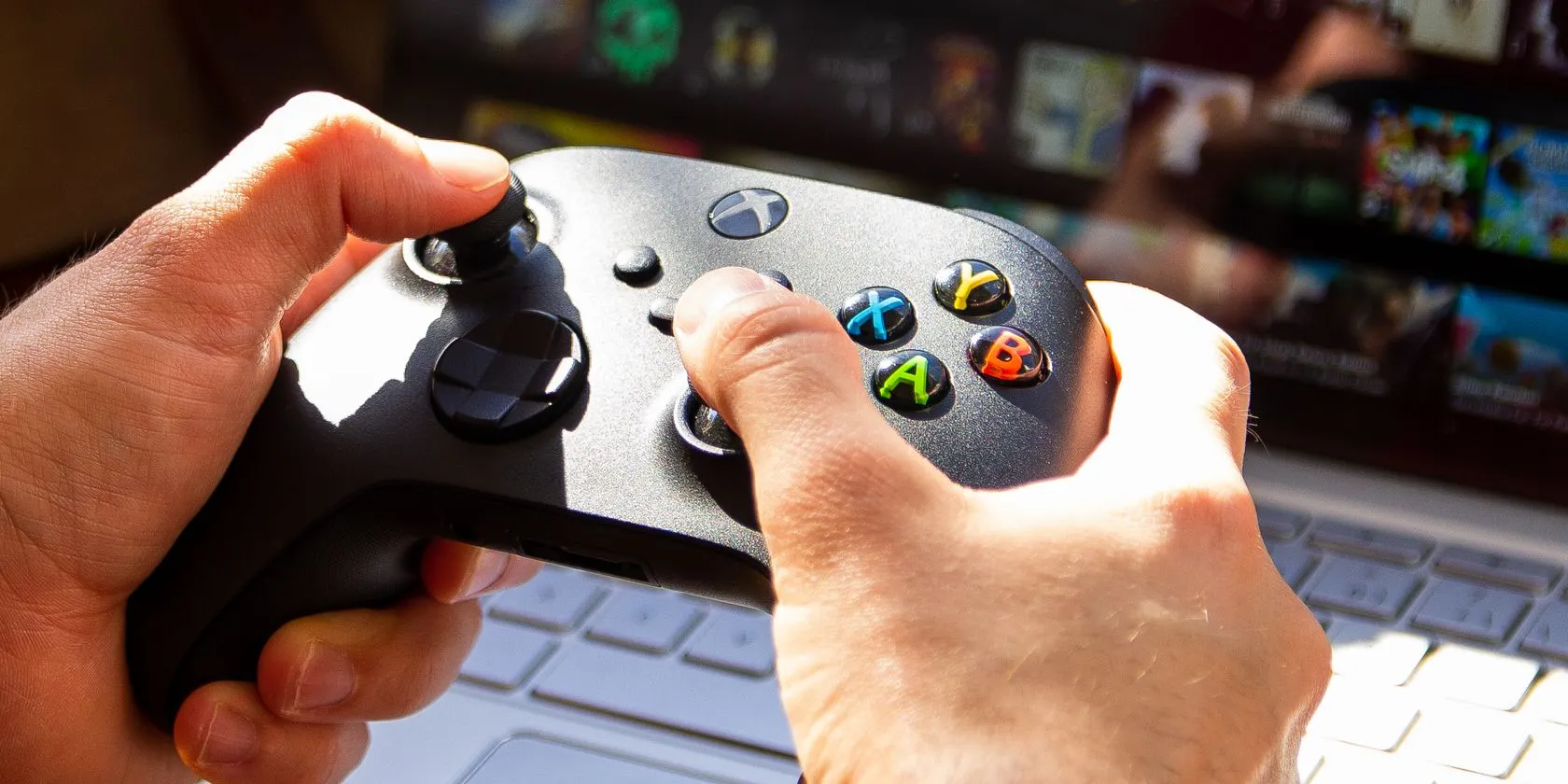 Người đàn ông sử dụng tay cầm Xbox kết nối với Chromebook, thể hiện trải nghiệm chơi game còn hạn chế trên nền tảng này.
