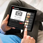 Người đàn ông thất vọng khi không thể truy cập dịch vụ xem video do kết nối mạng yếu trên Chromebook.
