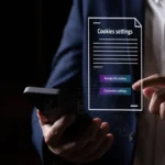 Người dùng Android đang xem xét các tùy chọn chấp nhận hoặc từ chối cookie trên màn hình điện thoại di động