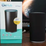 Người dùng cài đặt router Mesh Wi-Fi qua ứng dụng di động