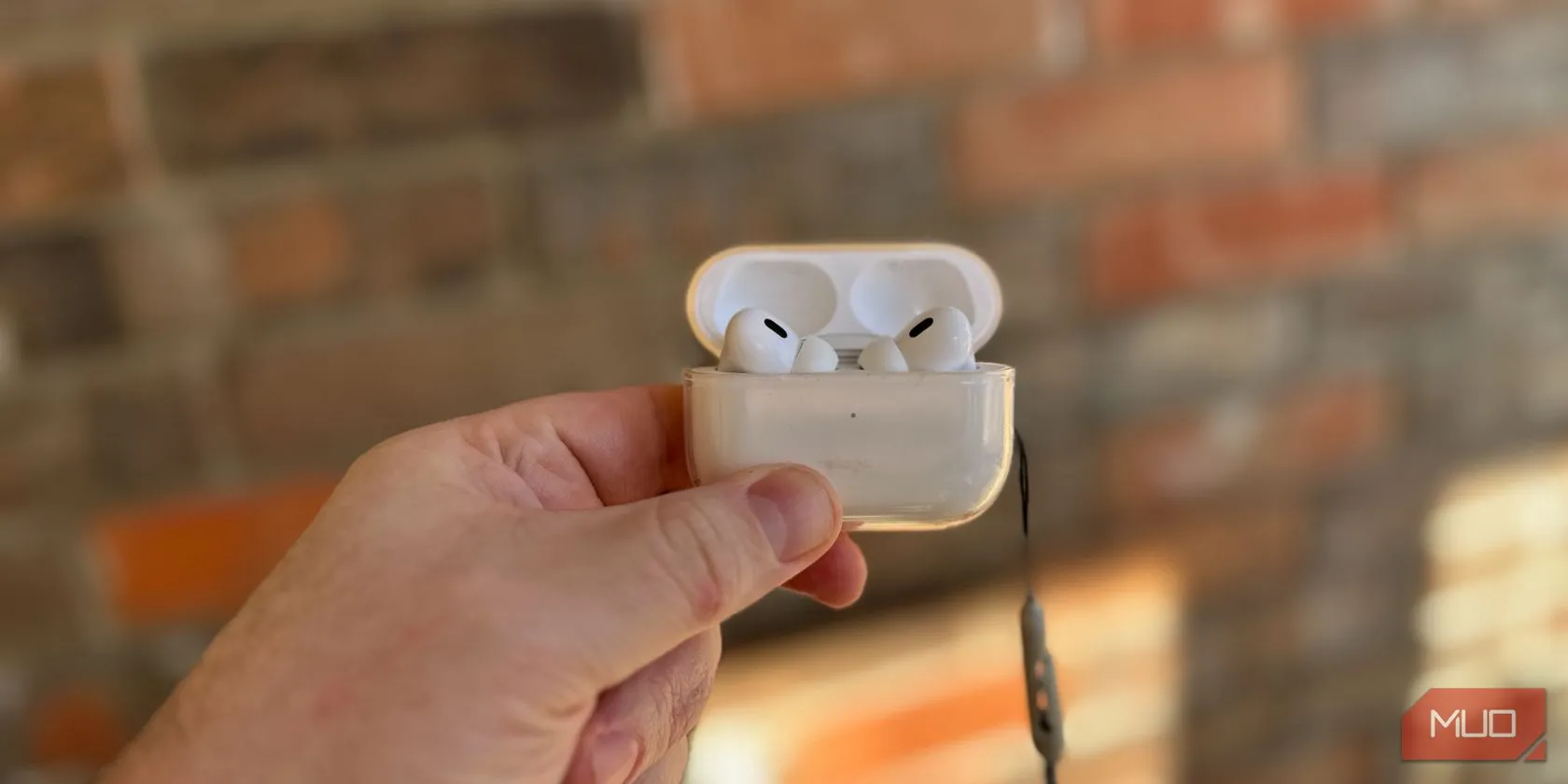 Người dùng cầm hộp sạc AirPods Pro 2, thể hiện sự tiện lợi