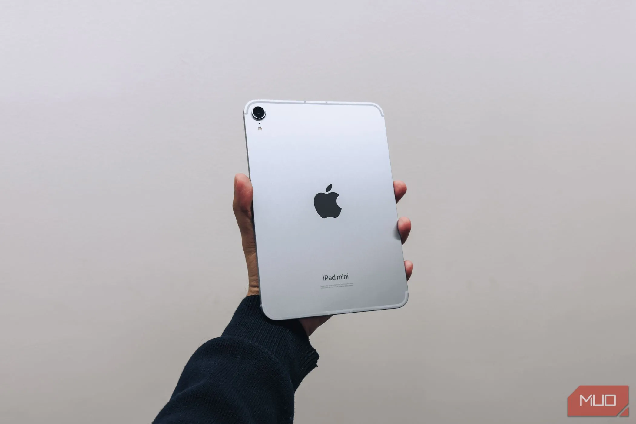 Người dùng cầm iPad Mini A17 Pro, thể hiện trải nghiệm sử dụng thực tế