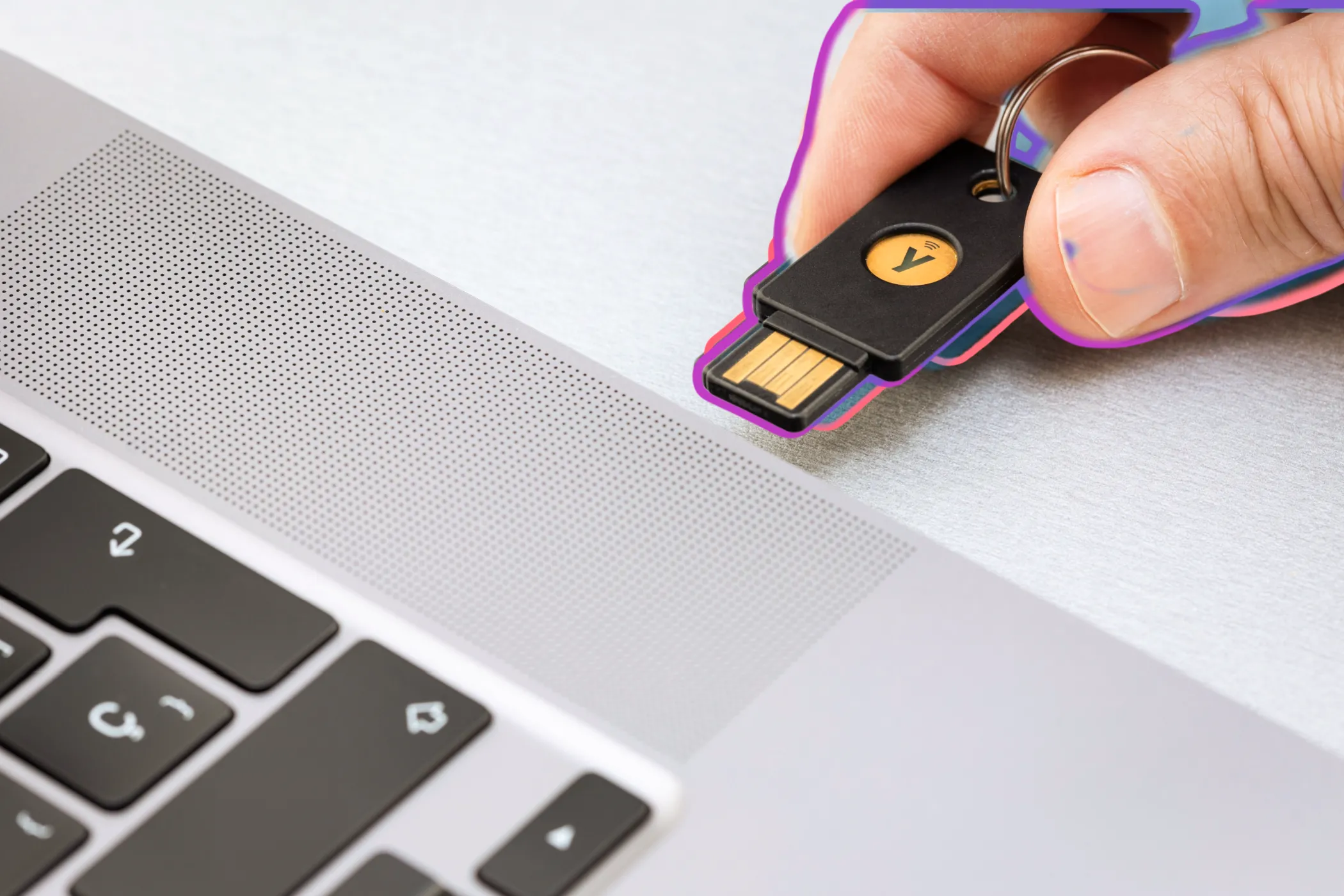 Người dùng cắm khóa bảo mật vật lý Yubico vào cổng USB laptop, biểu tượng cho việc tăng cường bảo mật và quyền riêng tư khi sử dụng USB Linux Live để duyệt web an toàn.