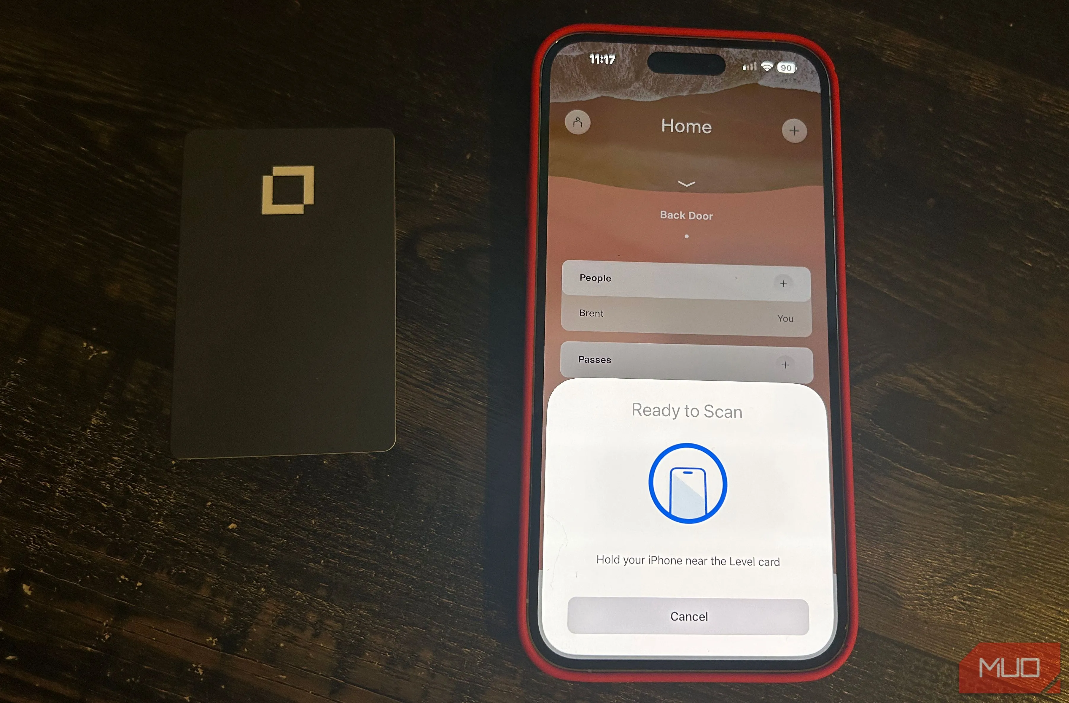 Người dùng chạm thẻ ngân hàng vào điện thoại để thêm nhanh vào Google Wallet qua NFC