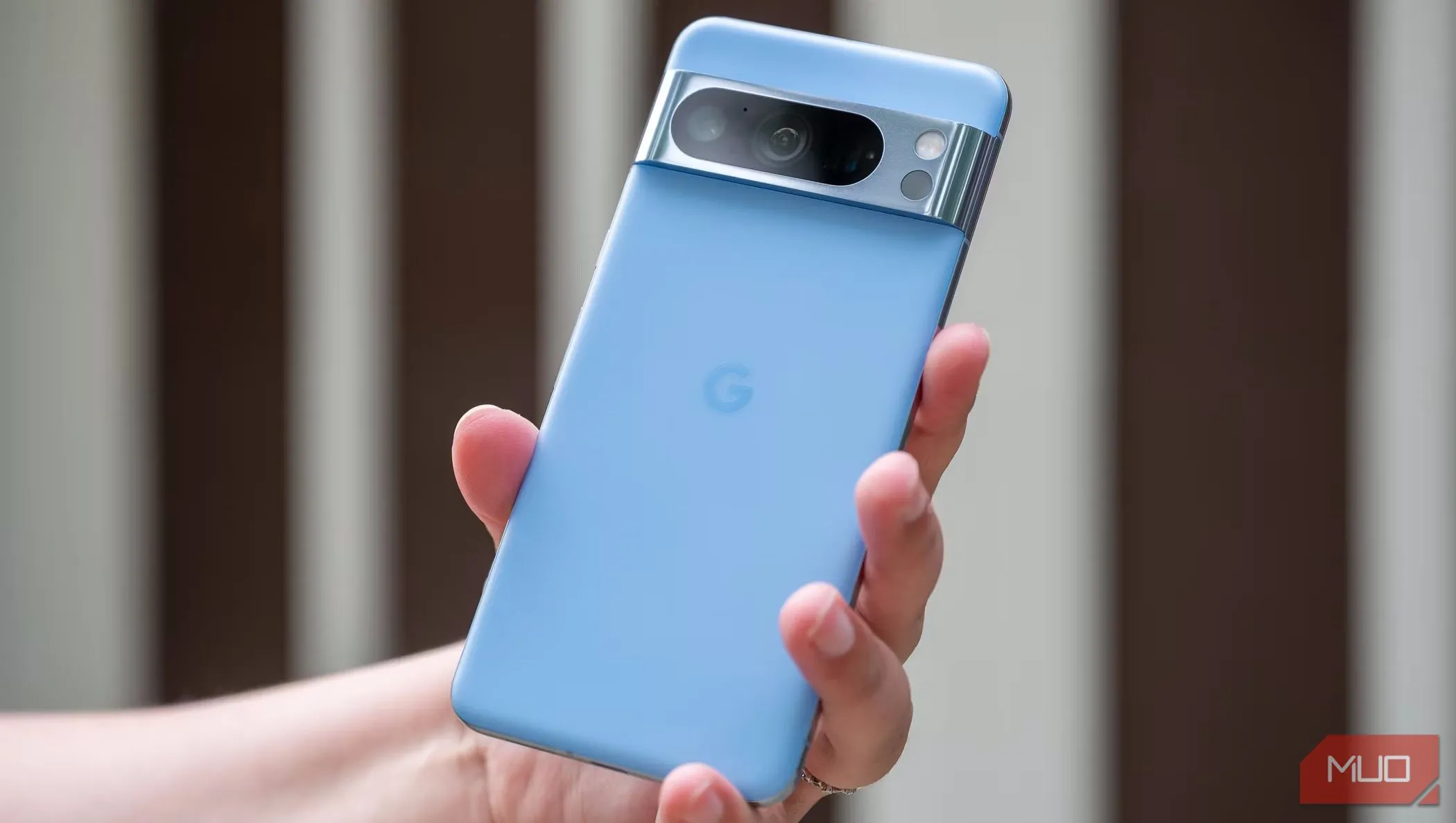 Người dùng đang cầm chiếc Google Pixel 8 Pro từ phía sau, gợi ý về thời điểm lý tưởng để bán điện thoại cũ trước khi ra mắt mẫu mới.