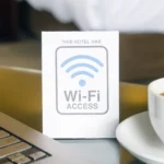 Người dùng đang cố gắng truy cập Wi-Fi khách sạn trên laptop để làm việc hoặc giải trí