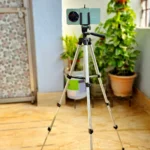 Người dùng đang đặt điện thoại trên chân máy để chụp ảnh đêm phong cảnh thành phố