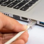 Người dùng đang kết nối laptop Windows với mạng bằng cáp Ethernet để tăng cường bảo mật và ổn định.
