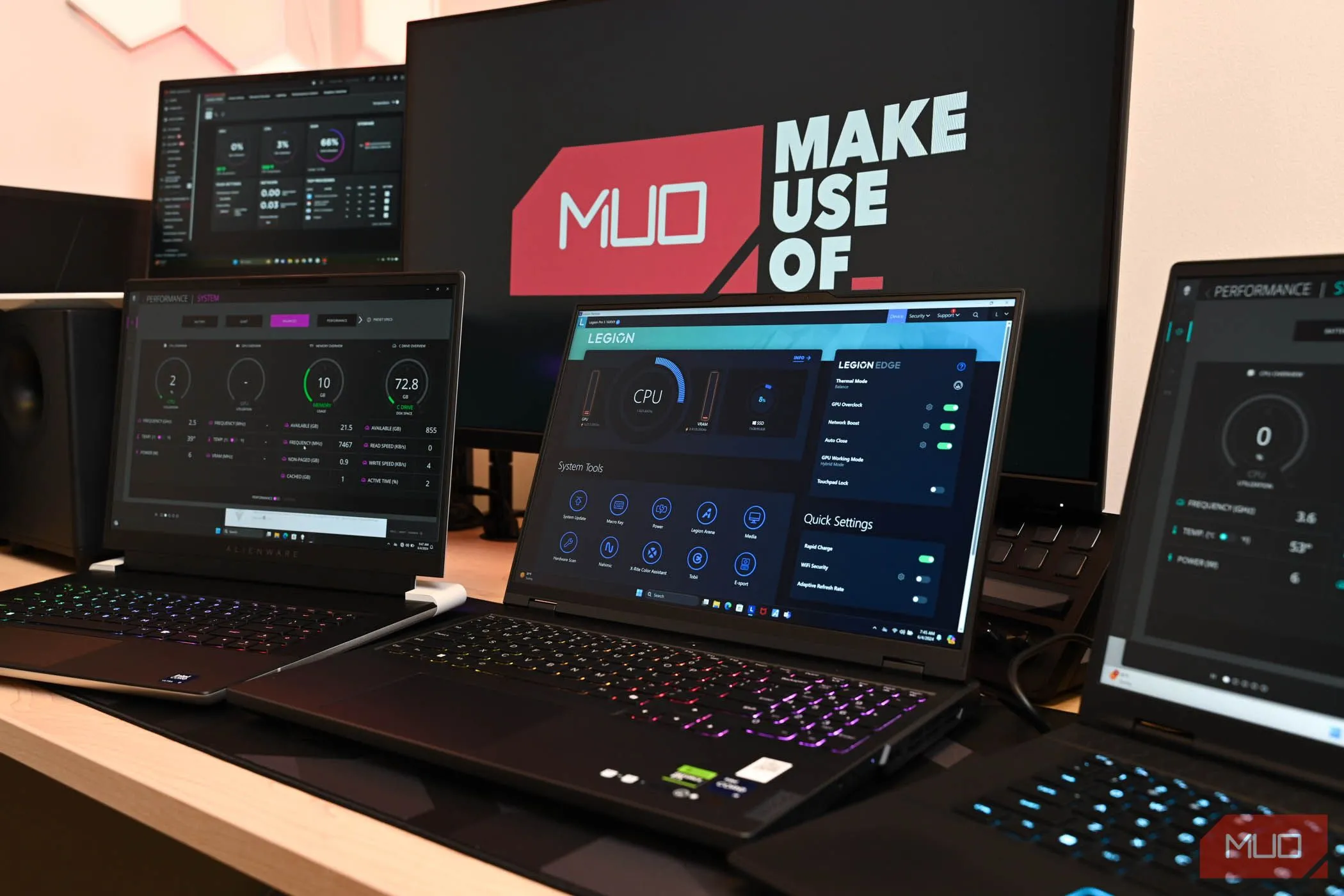 Người dùng đang kiểm tra hiệu suất laptop gaming trước màn hình, minh họa việc tập trung vào một màn hình