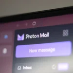 Người dùng đang nhìn màn hình hiển thị logo Proton Mail, biểu tượng quyền riêng tư và bảo mật