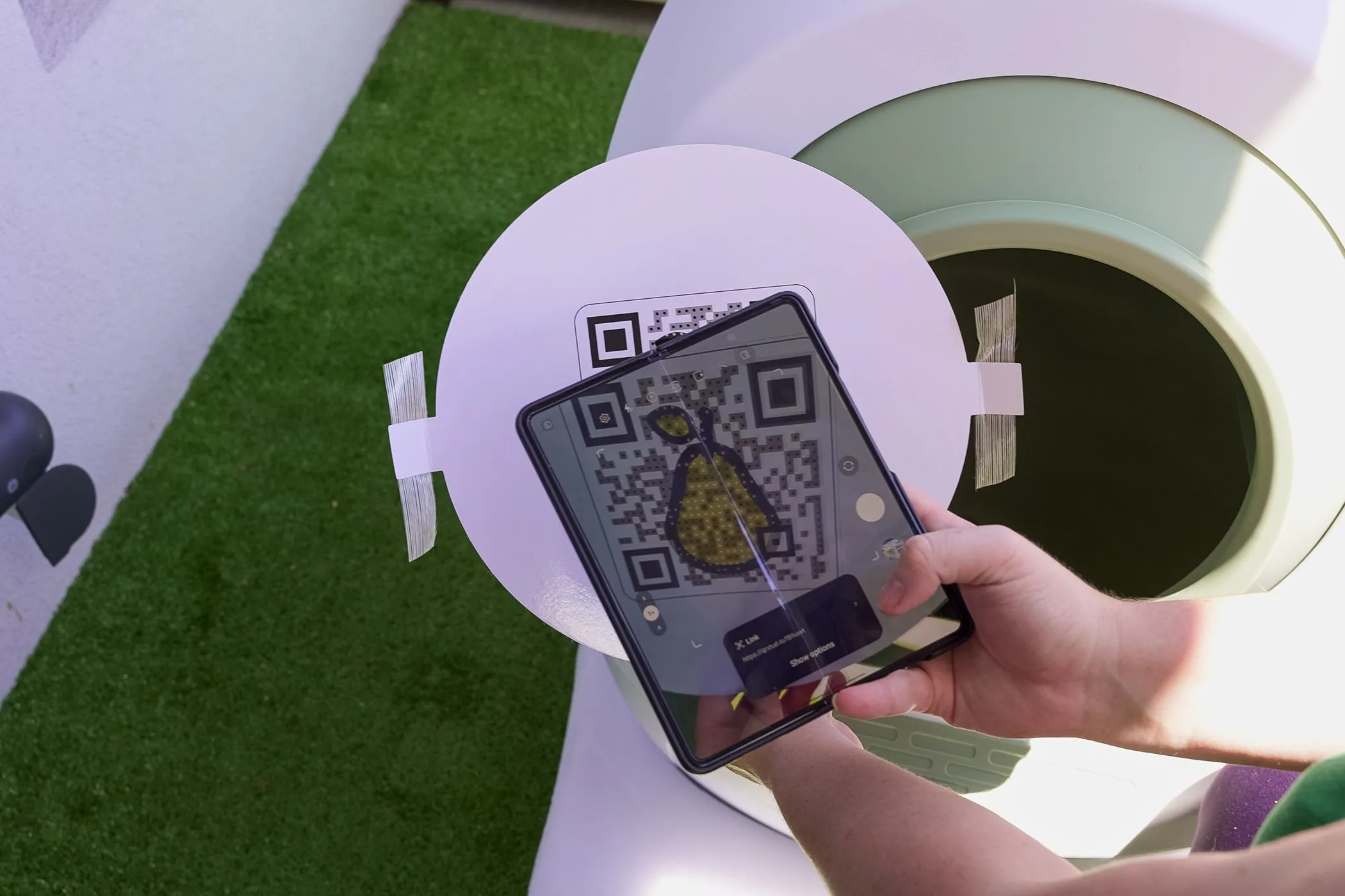 Người dùng đang quét mã QR trên điện thoại di động, minh họa việc sử dụng QR code trong bối cảnh thực tế