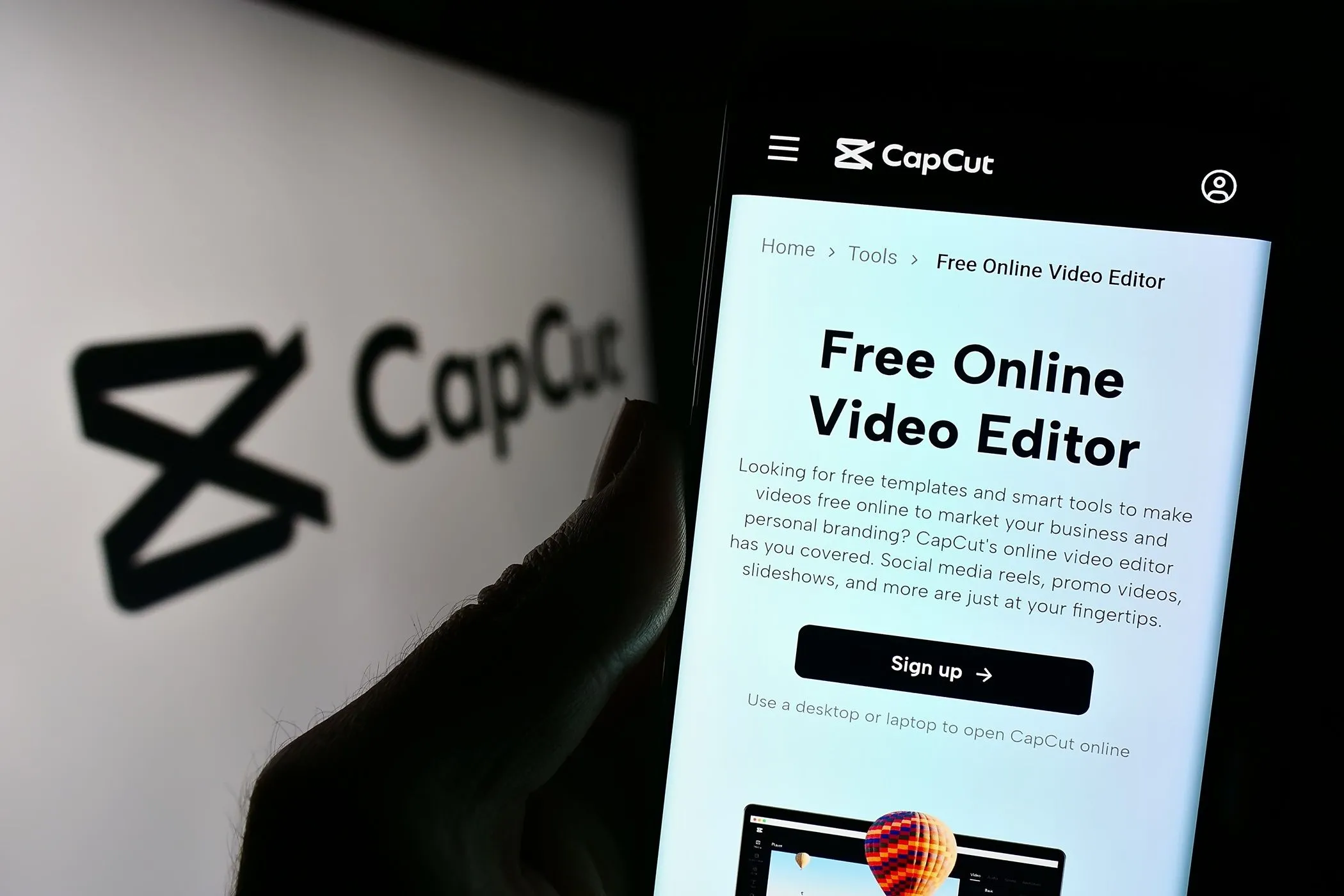 Người dùng đang sử dụng ứng dụng chỉnh sửa video CapCut trên điện thoại di động