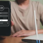 Người dùng đang thiết lập hoặc kiểm tra cài đặt Wi-Fi trên điện thoại thông minh gần router, minh họa việc bảo mật mạng không dây