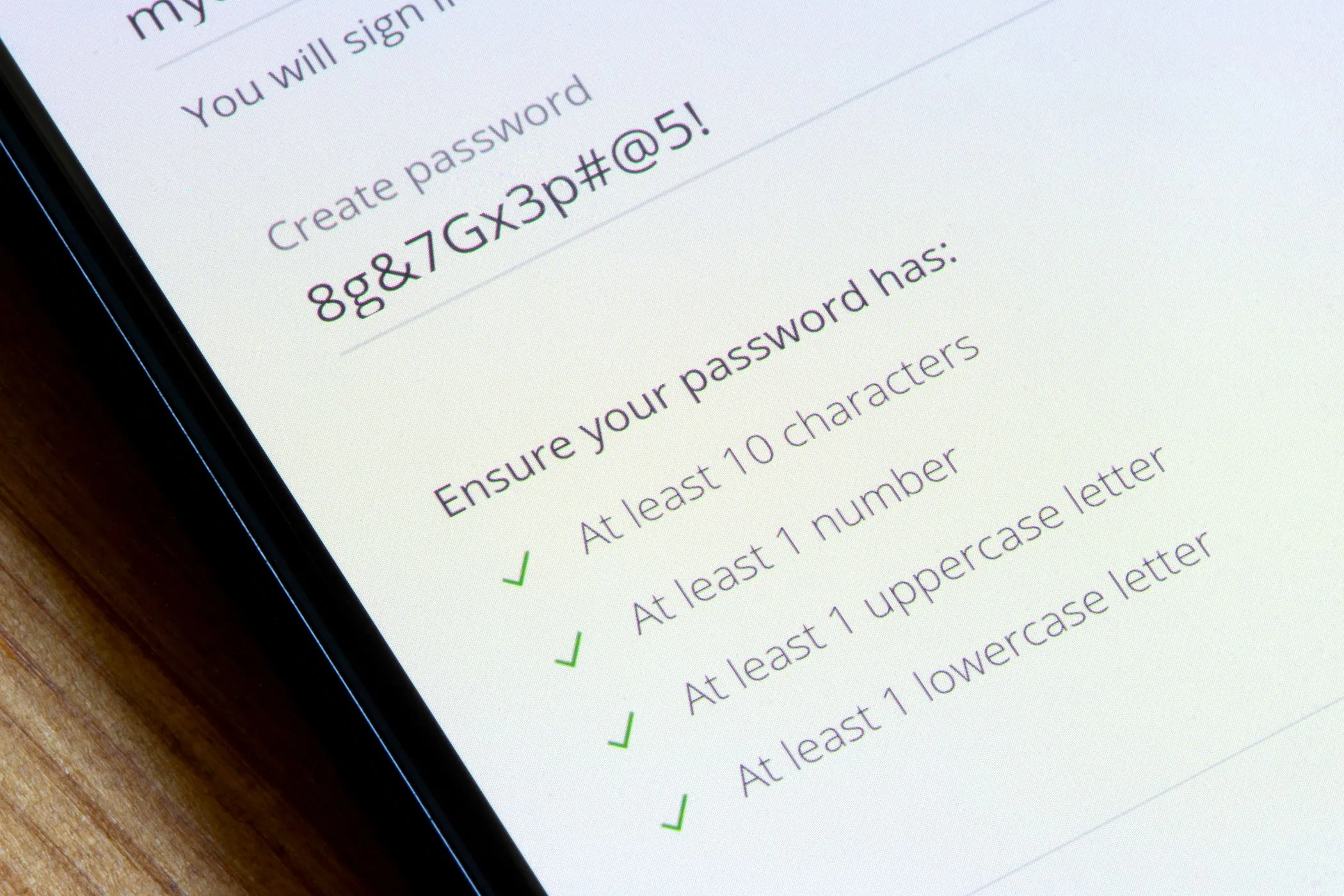 Người dùng đang thiết lập mật khẩu mạnh trên điện thoại thông minh Android, nhấn mạnh tầm quan trọng của master password.