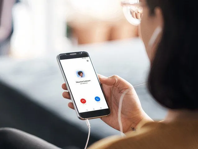 Người dùng đang thực hiện cuộc gọi qua Zoom Phone trên thiết bị di động trong môi trường làm việc năng động, thể hiện tính linh hoạt của dịch vụ.