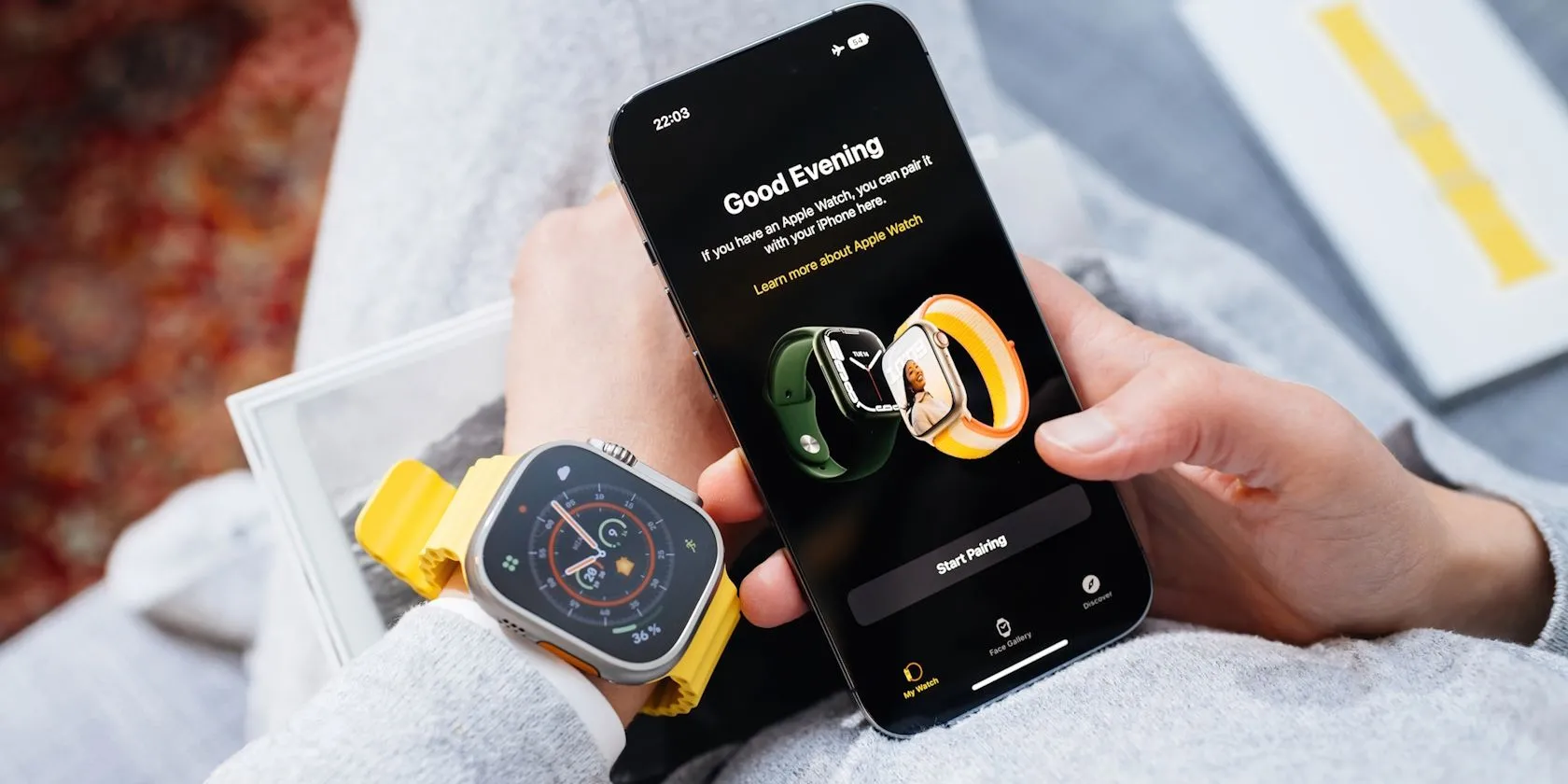 Người dùng đang thực hiện ghép nối Apple Watch Ultra với iPhone, minh họa sự đơn giản của quá trình thiết lập.