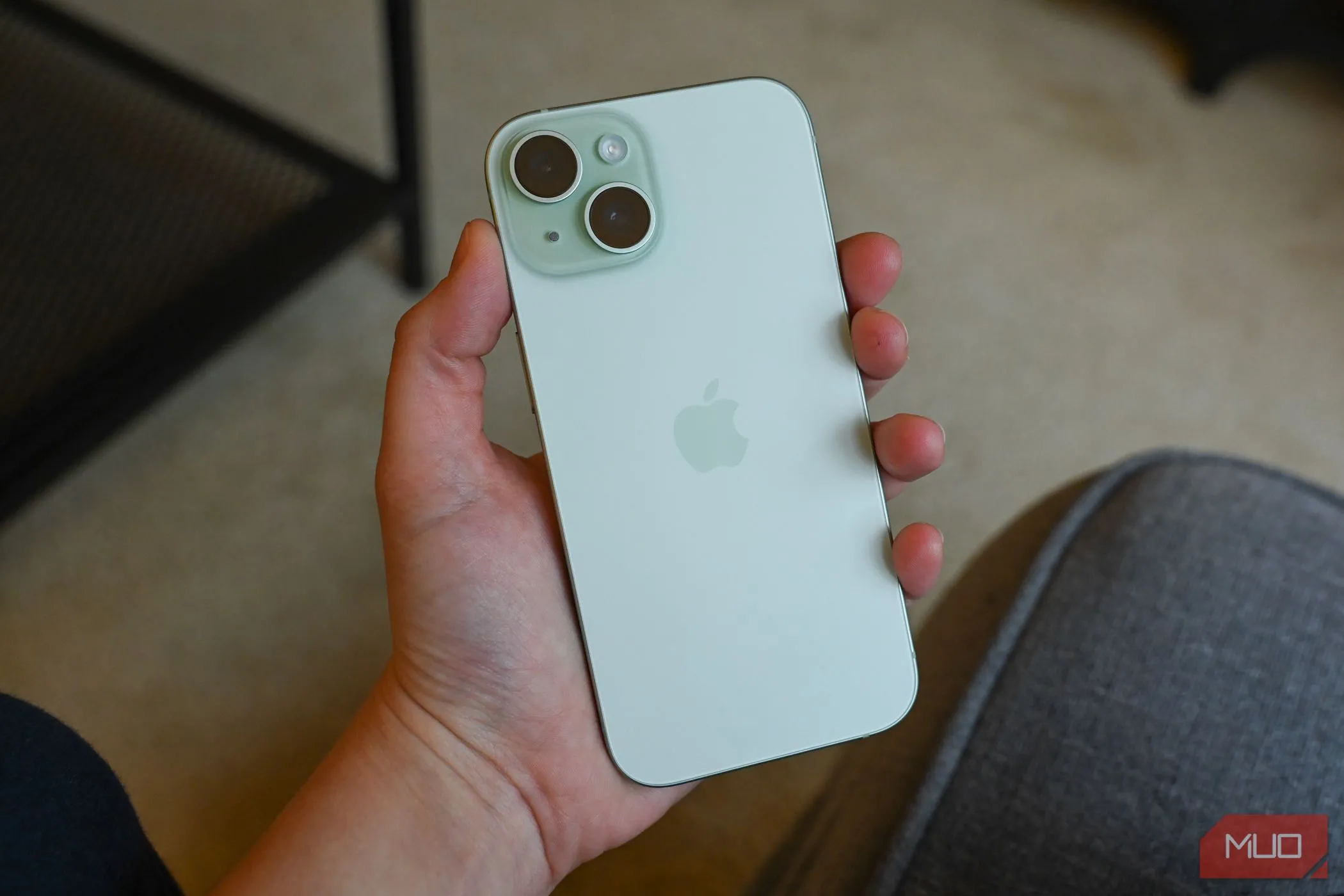 Người dùng đang trải nghiệm iPhone 15 với thiết kế Dynamic Island và cụm camera kép