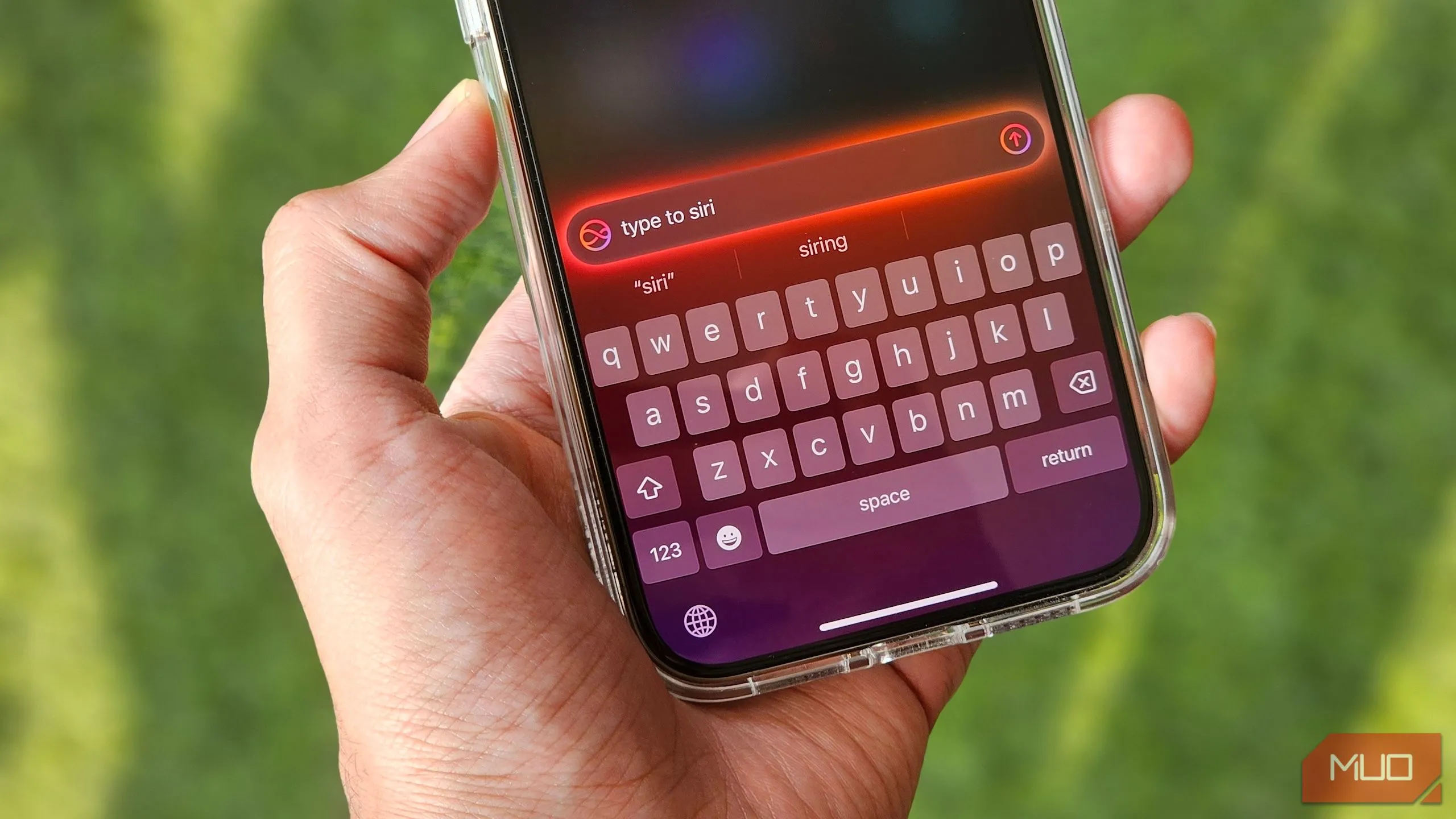 Người dùng đang tương tác với tính năng Gõ để Siri trên iPhone