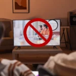 Người dùng đang xem TV bị gạch chéo, biểu thị việc dừng các ứng dụng giải trí gây tốn băng thông khi kiểm tra tốc độ mạng