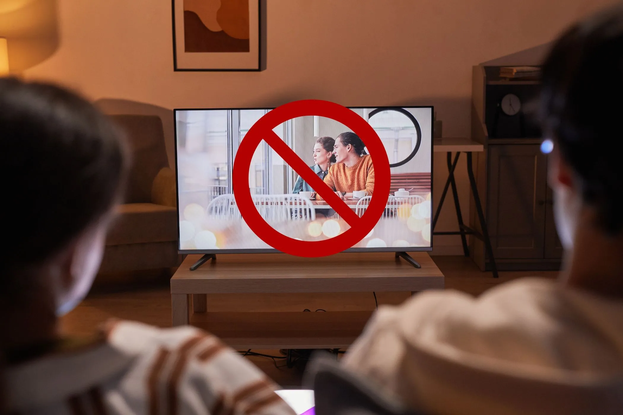 Người dùng đang xem TV bị gạch chéo, biểu thị việc dừng các ứng dụng giải trí gây tốn băng thông khi kiểm tra tốc độ mạng