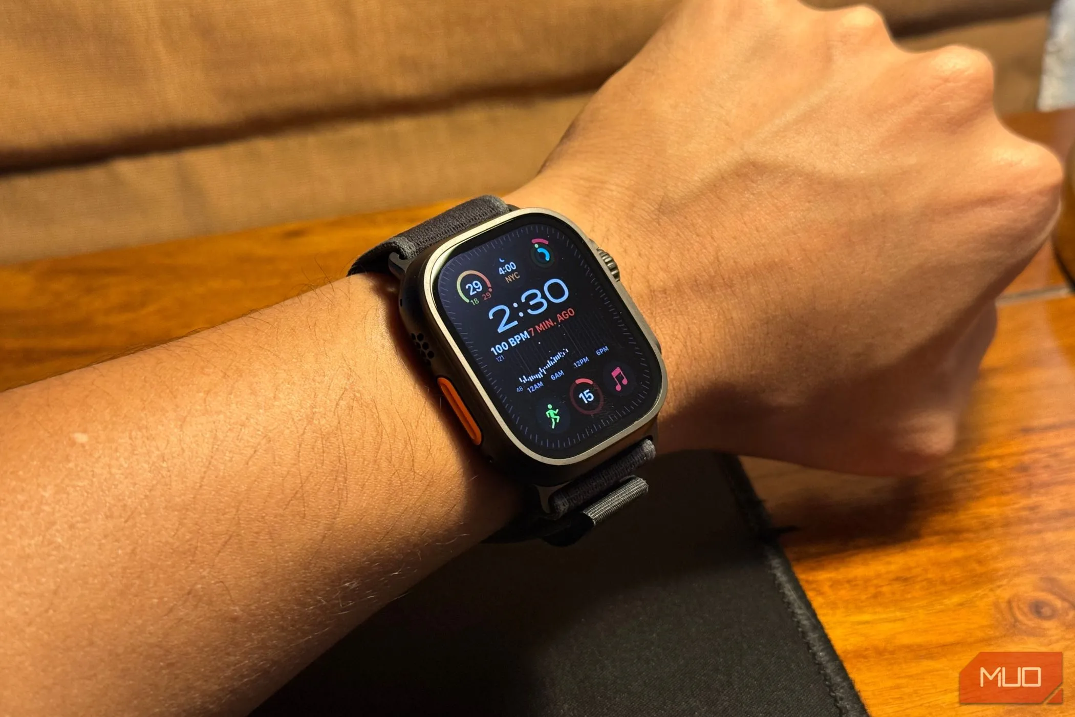 Người dùng đeo Apple Watch Ultra 2 bản Titan đen trên cổ tay, thể hiện kích thước và thiết kế