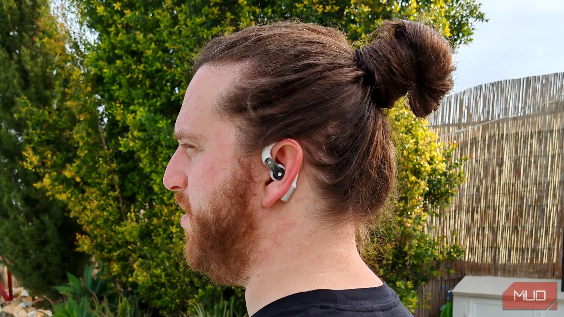 Người dùng đeo tai nghe Nothing Ear (open) ôm sát tai từ góc nhìn bên trái