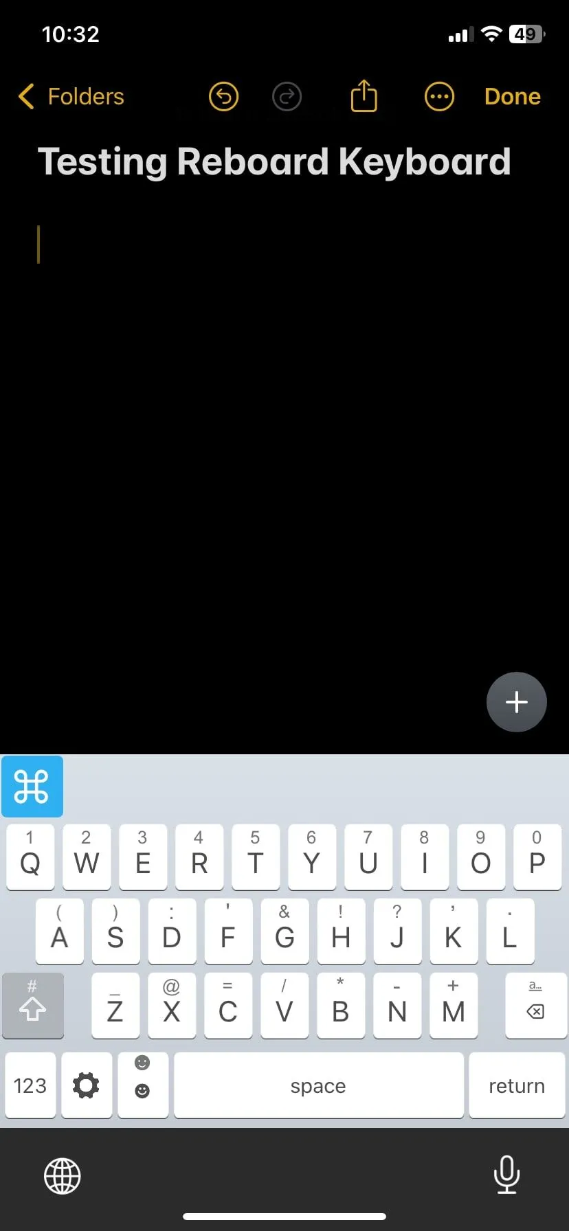 Người dùng gõ phím với ReBoard trên ứng dụng Ghi chú của iPhone.
