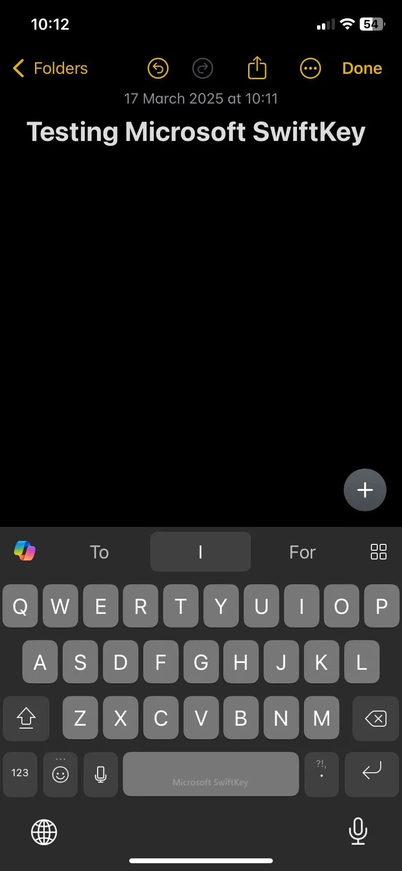 Người dùng gõ văn bản trên ứng dụng Ghi chú với bàn phím Microsoft SwiftKey.