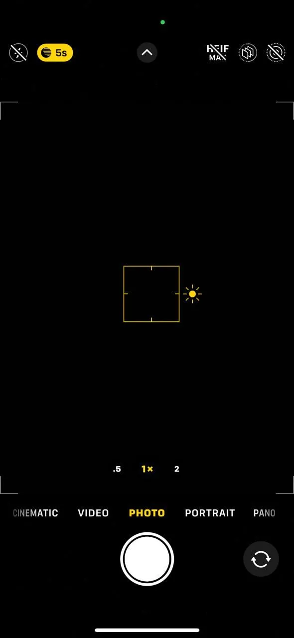 Người dùng iPhone thực hiện thao tác chạm giữ để khóa lấy nét và phơi sáng (AF/AE Lock) trên màn hình camera, giúp ảnh nhóm rõ ràng và cân bằng sáng hơn