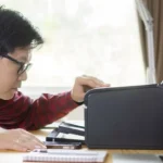 Người dùng kiểm tra máy in sau khi gặp lỗi in ký tự ngẫu nhiên trên Windows
