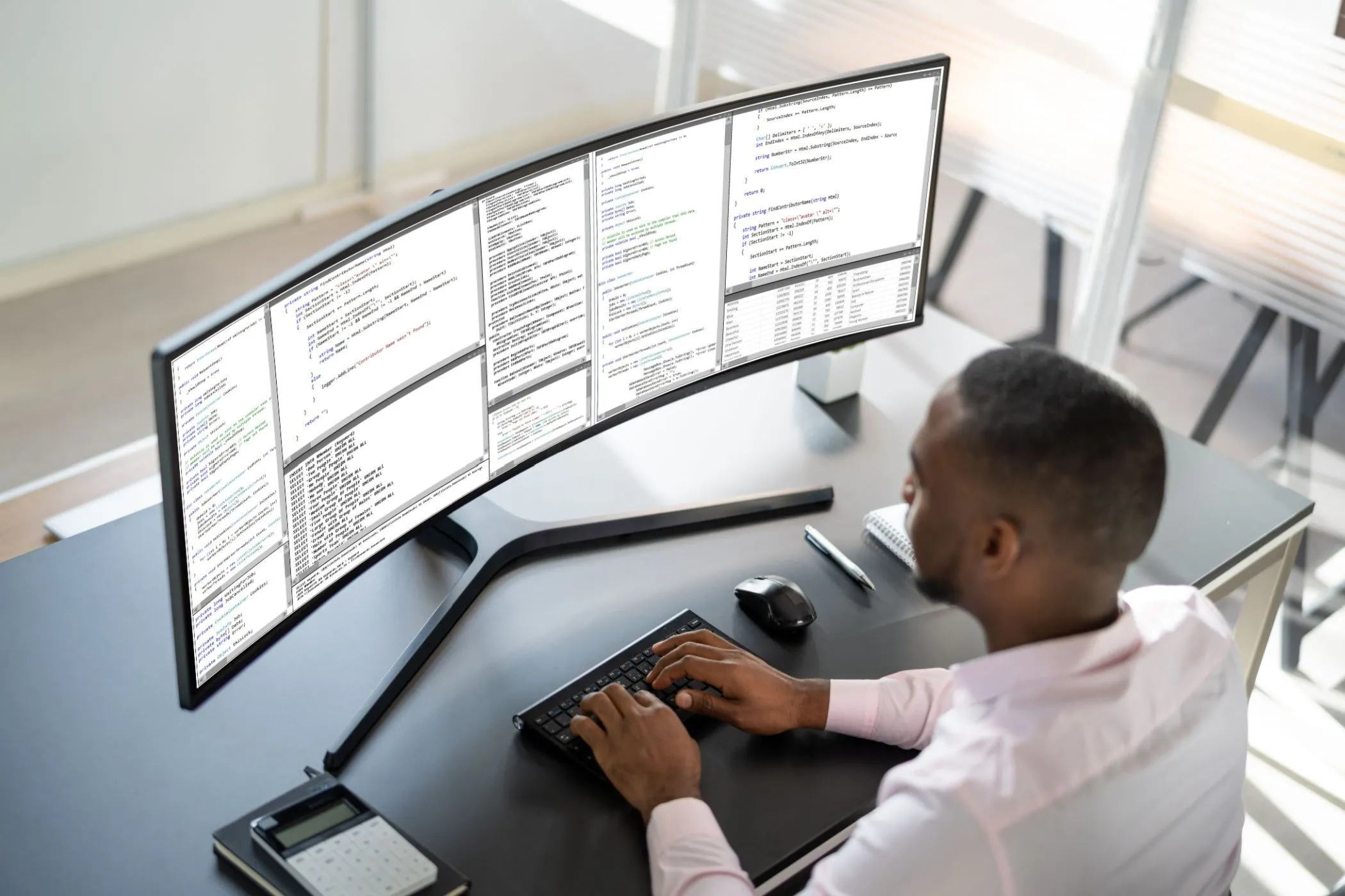 Người dùng làm việc trên màn hình ultrawide lớn, tương phản với xu hướng màn hình 4K cỡ nhỏ.