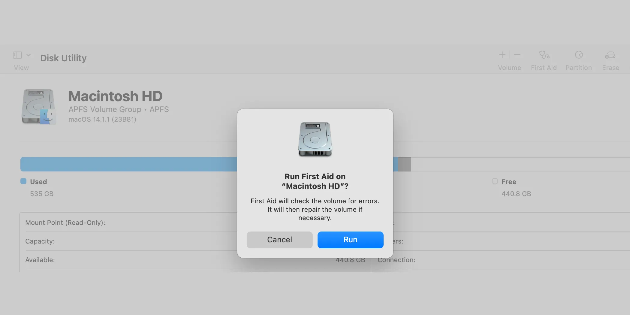Người dùng macOS chạy tính năng First Aid trong ứng dụng Disk Utility để sửa lỗi ổ đĩa