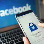Người dùng quản lý cài đặt quyền riêng tư trên Facebook bằng điện thoại thông minh, minh họa việc kiểm soát dữ liệu cá nhân.