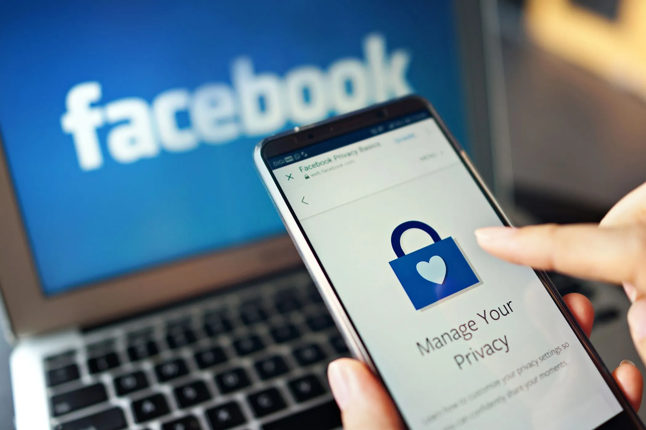 Người dùng quản lý cài đặt quyền riêng tư trên Facebook bằng điện thoại thông minh, minh họa việc kiểm soát dữ liệu cá nhân.