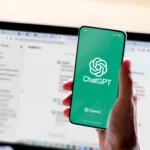 Người dùng sử dụng ChatGPT trên điện thoại và máy tính, minh họa việc đồng bộ hóa đa thiết bị.