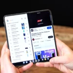 Người dùng sử dụng điện thoại gập OnePlus Open với chế độ chia đôi màn hình để làm việc