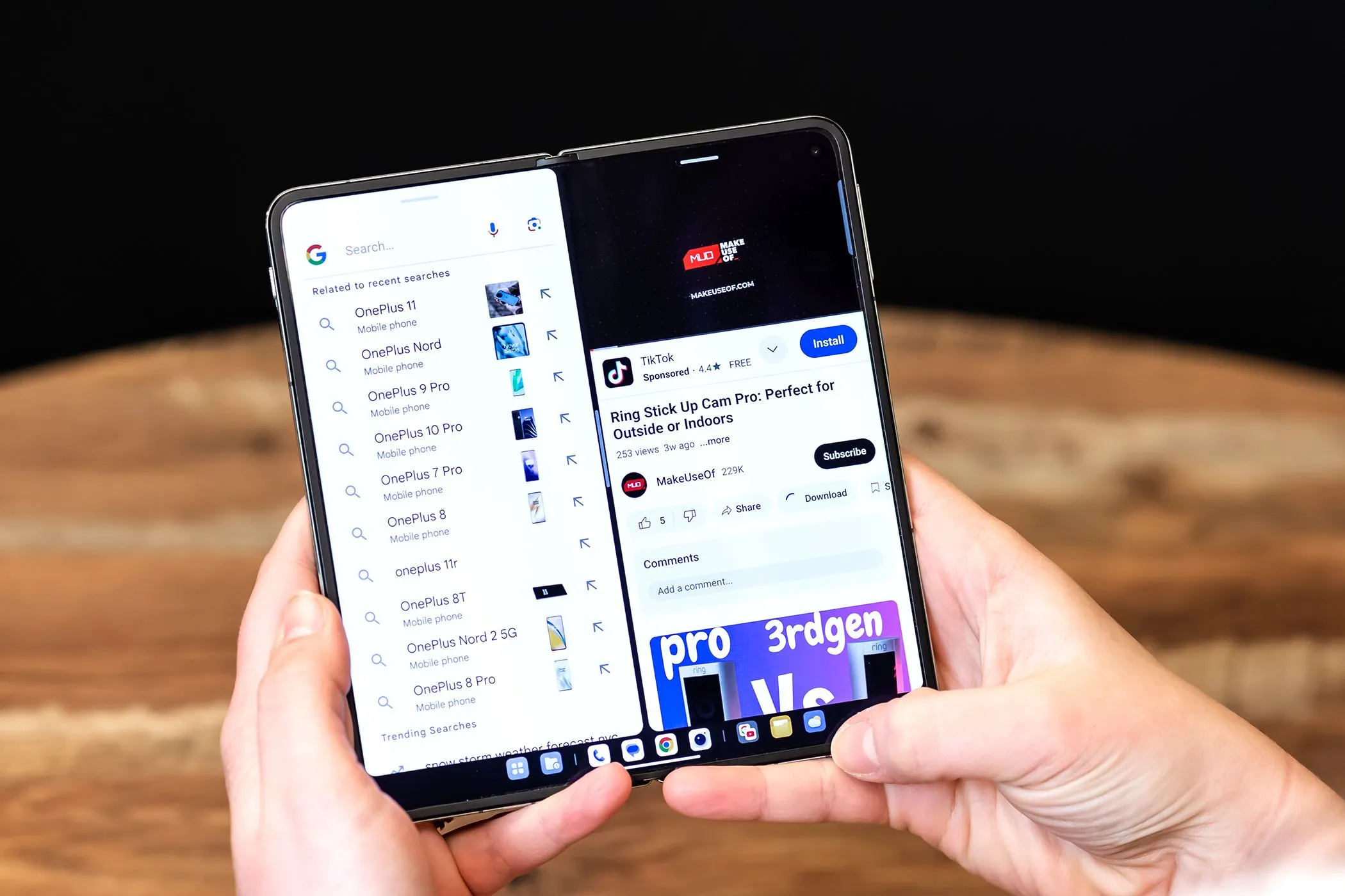Người dùng sử dụng điện thoại gập OnePlus Open với chế độ chia đôi màn hình để làm việc