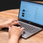 Người dùng sử dụng laptop Acer Chromebook, sản phẩm dự kiến tăng giá 10% từ tháng 3/2025.