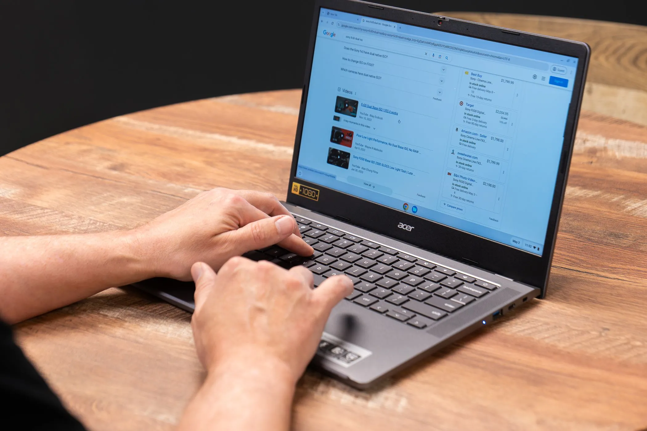 Người dùng sử dụng laptop Acer Chromebook, sản phẩm dự kiến tăng giá 10% từ tháng 3/2025.