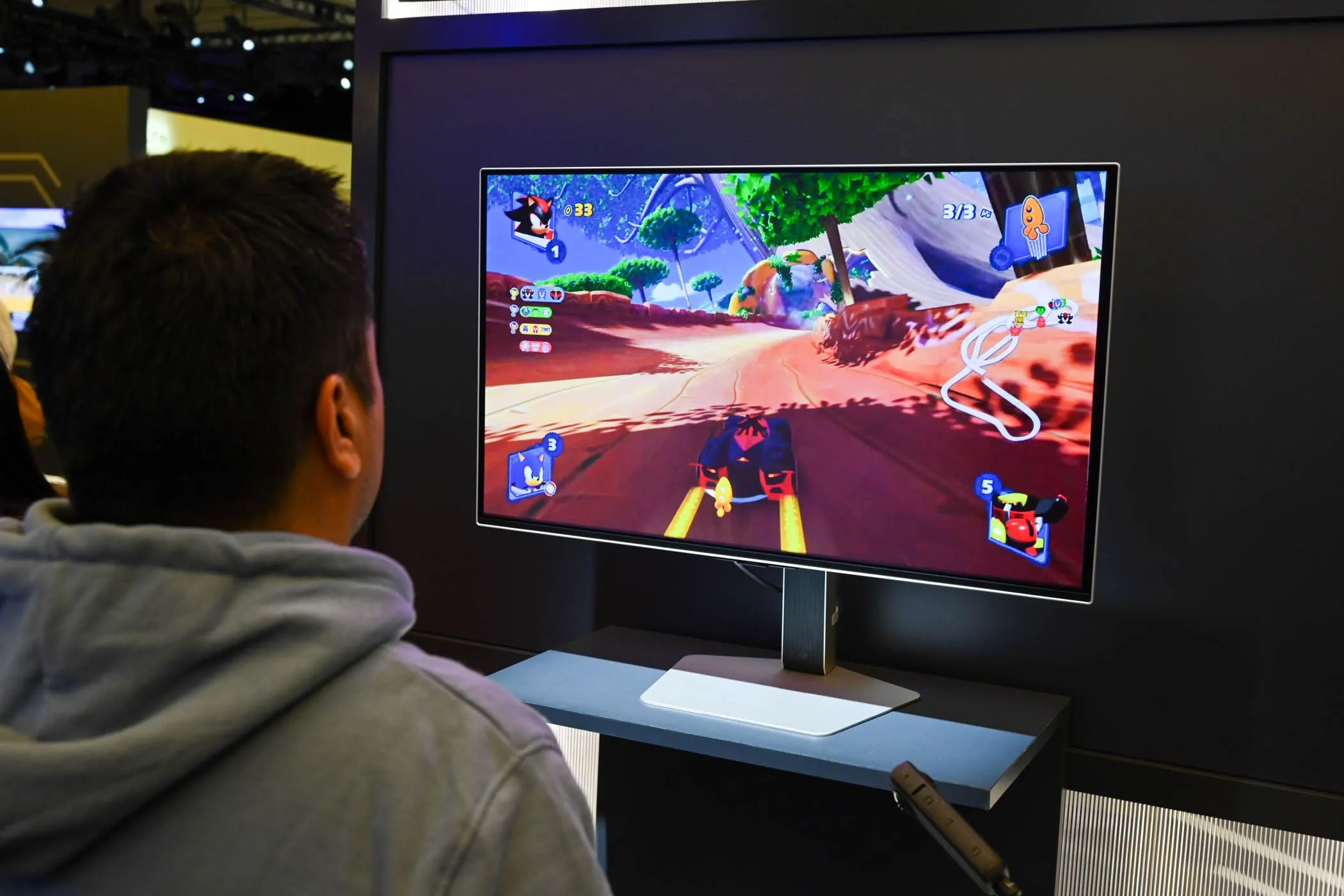 Người dùng trải nghiệm chơi game trên màn hình lớn, đối lập với lợi ích công thái học của màn hình 4K cỡ nhỏ.