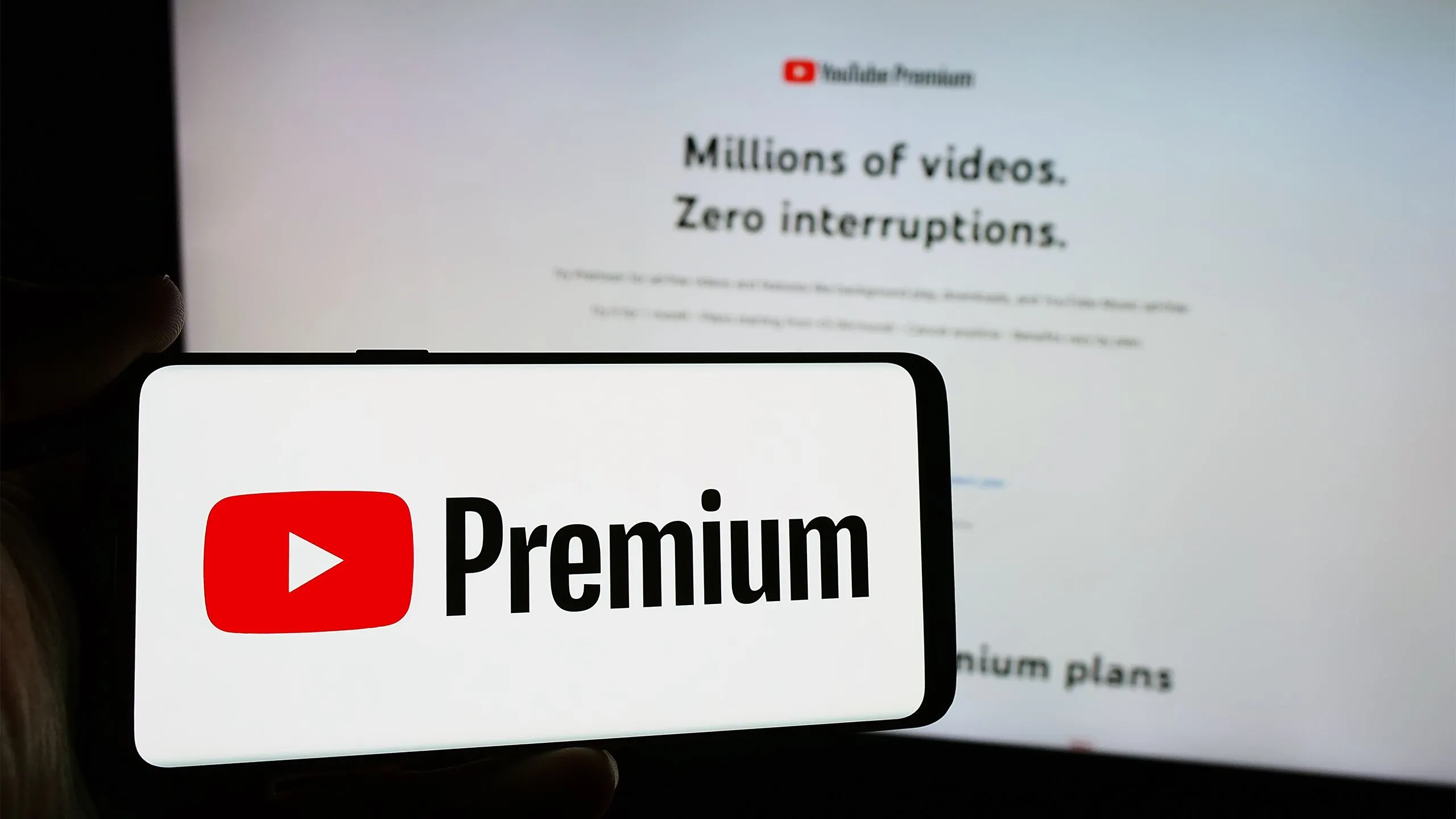 Người dùng trải nghiệm YouTube Premium Lite trên điện thoại di động với biểu tượng YouTube Premium